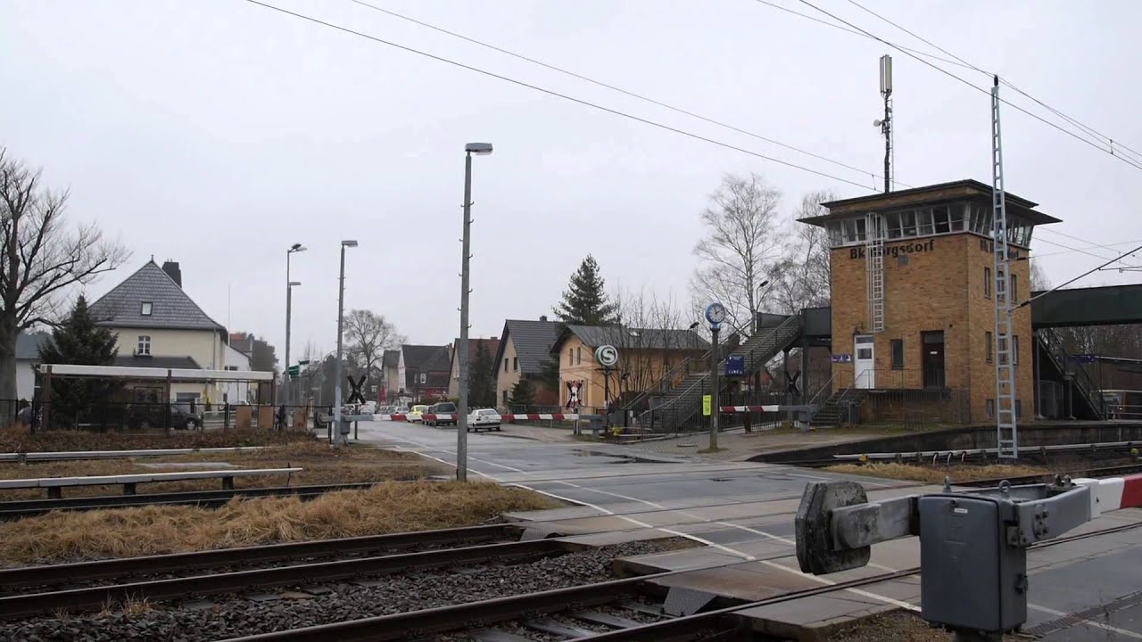 Bahn&uuml;bergang am Bahnhof Borgsdorf mit WSSB-Schrankenanlage und Z&uuml;gen der S-Bahn Berlin S1 [1080p50]