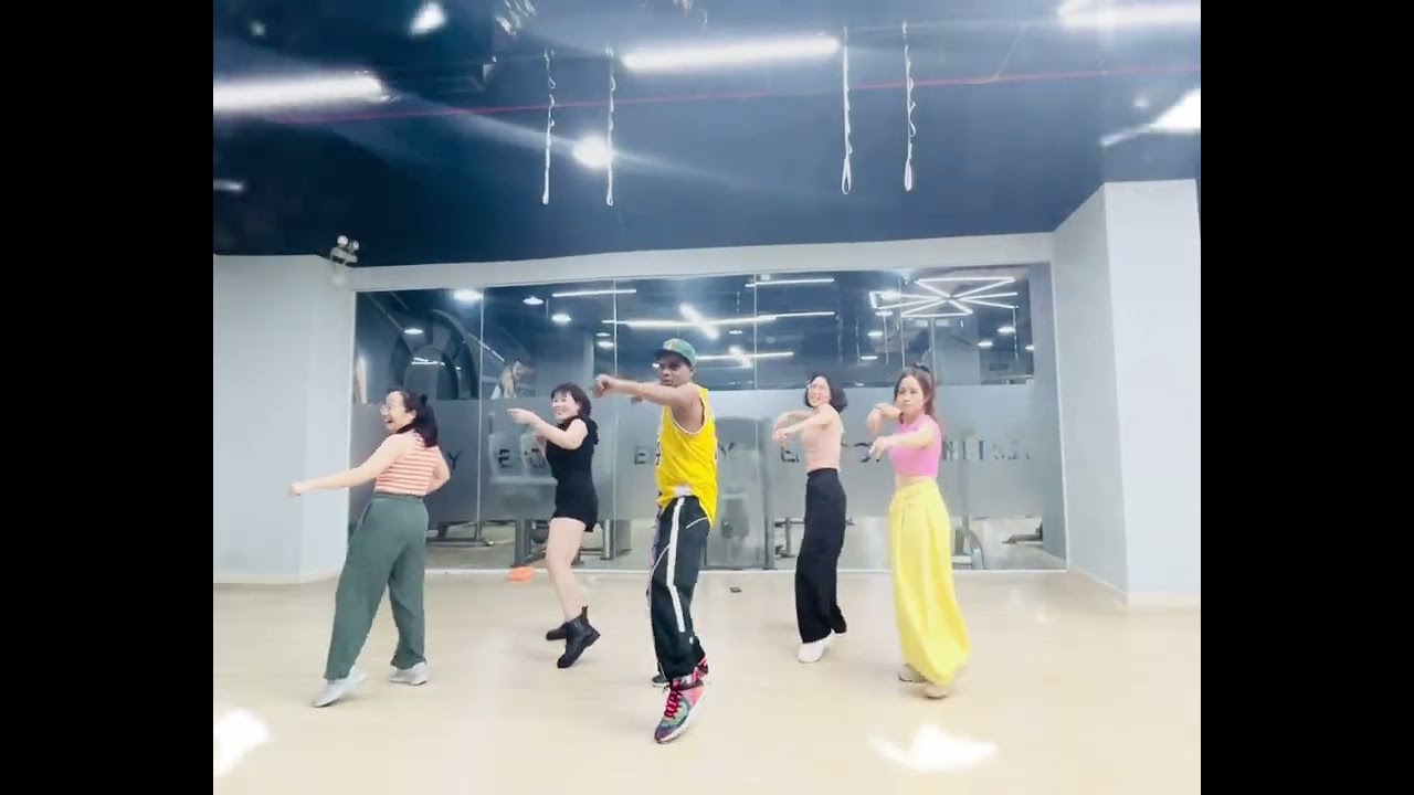 Không gian vắng Remix- Zumba Happy dance