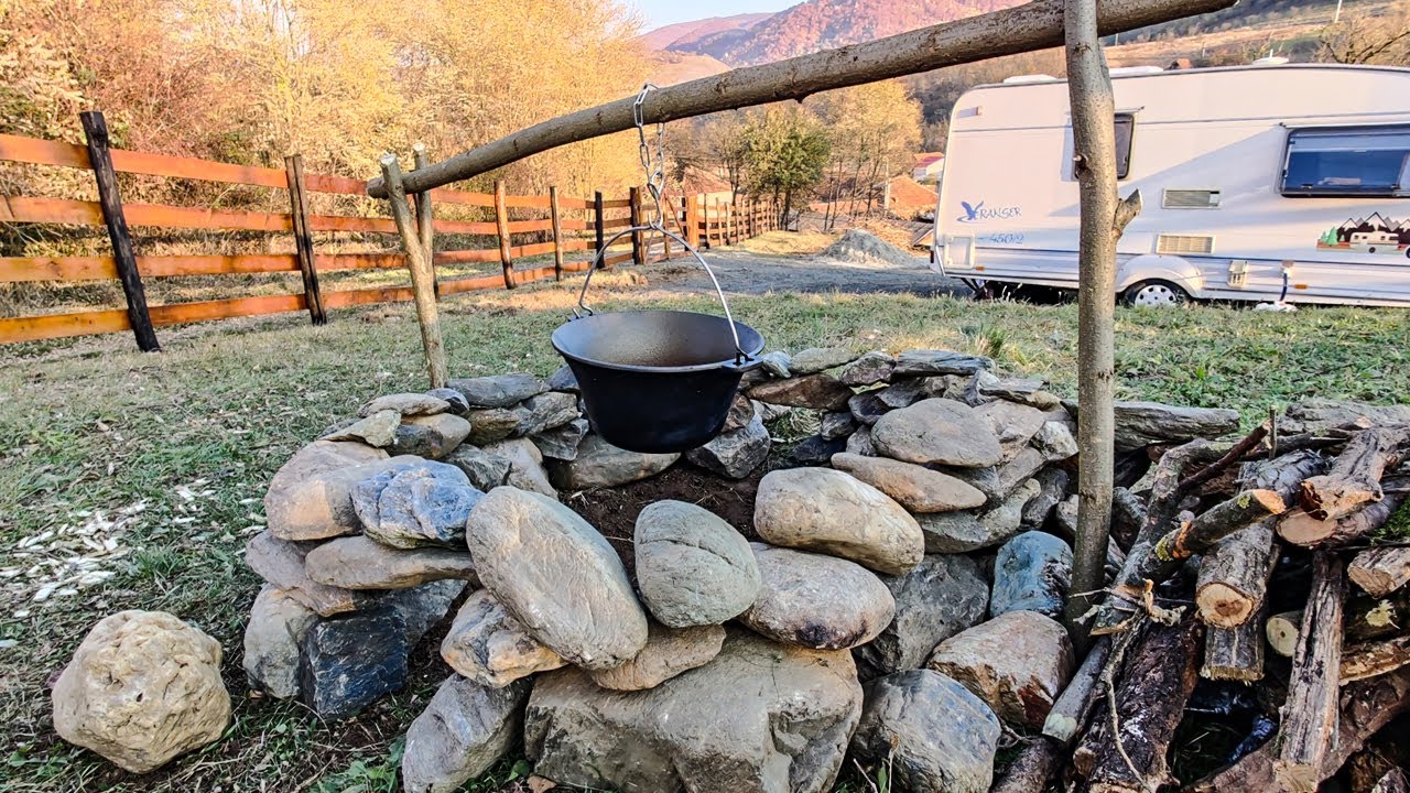 CONSTRUIESC O VATRA MEDIEVALA | Toamna la Rulota OFF-GRID