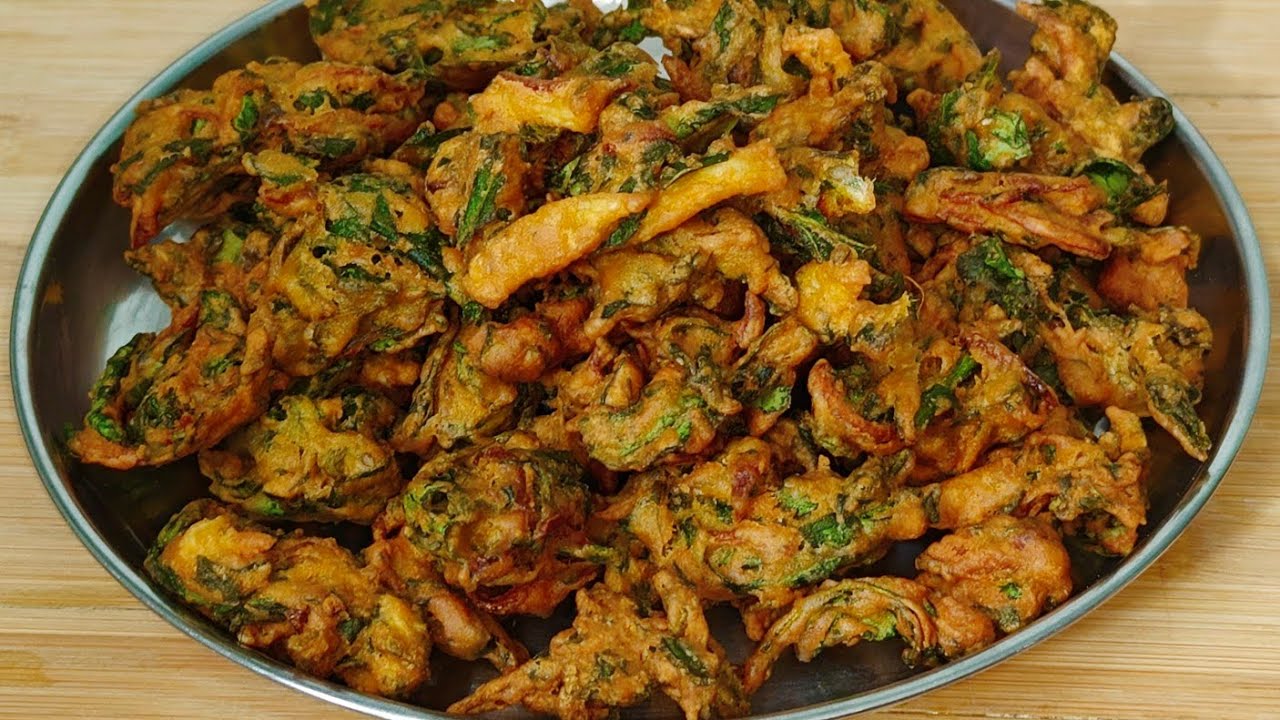Palak Aloo Ke Crispy Pakode/Bhajiye पालक आलू और प्याज़ के कुरकुरे पकोड़े/भजिए-Street Food