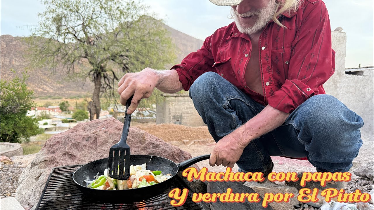 El Pinto prepara machaca con papas y verdura en el patio de su casa con café colado