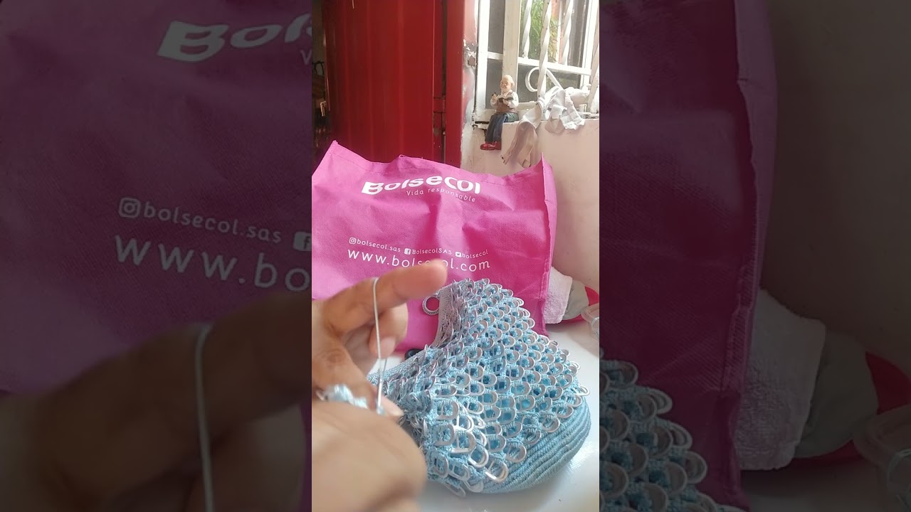 bolso elaborado con argollas de latas.          puntada la escama