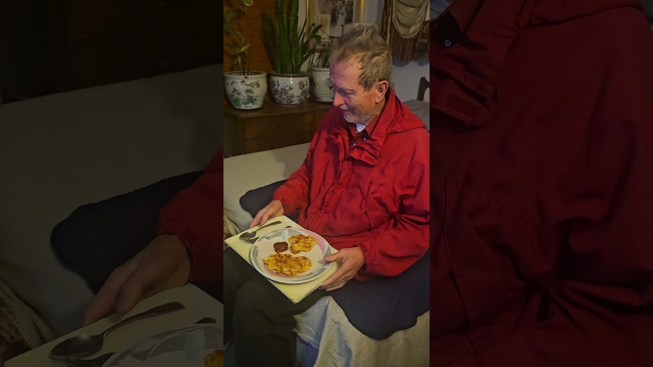 Рон ест омлет с креветками.