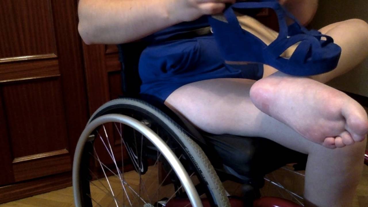 Cómo poner zapatos de tacón en silla de ruedas