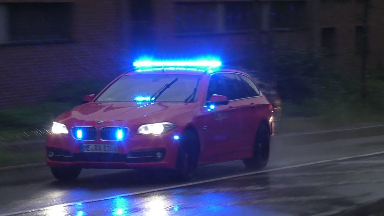 [A-Dienst kreuzt L&ouml;schzug | Stadtalarm / Sirenenalarm] Einsatzfahrten der Feuerwehr Ratingen