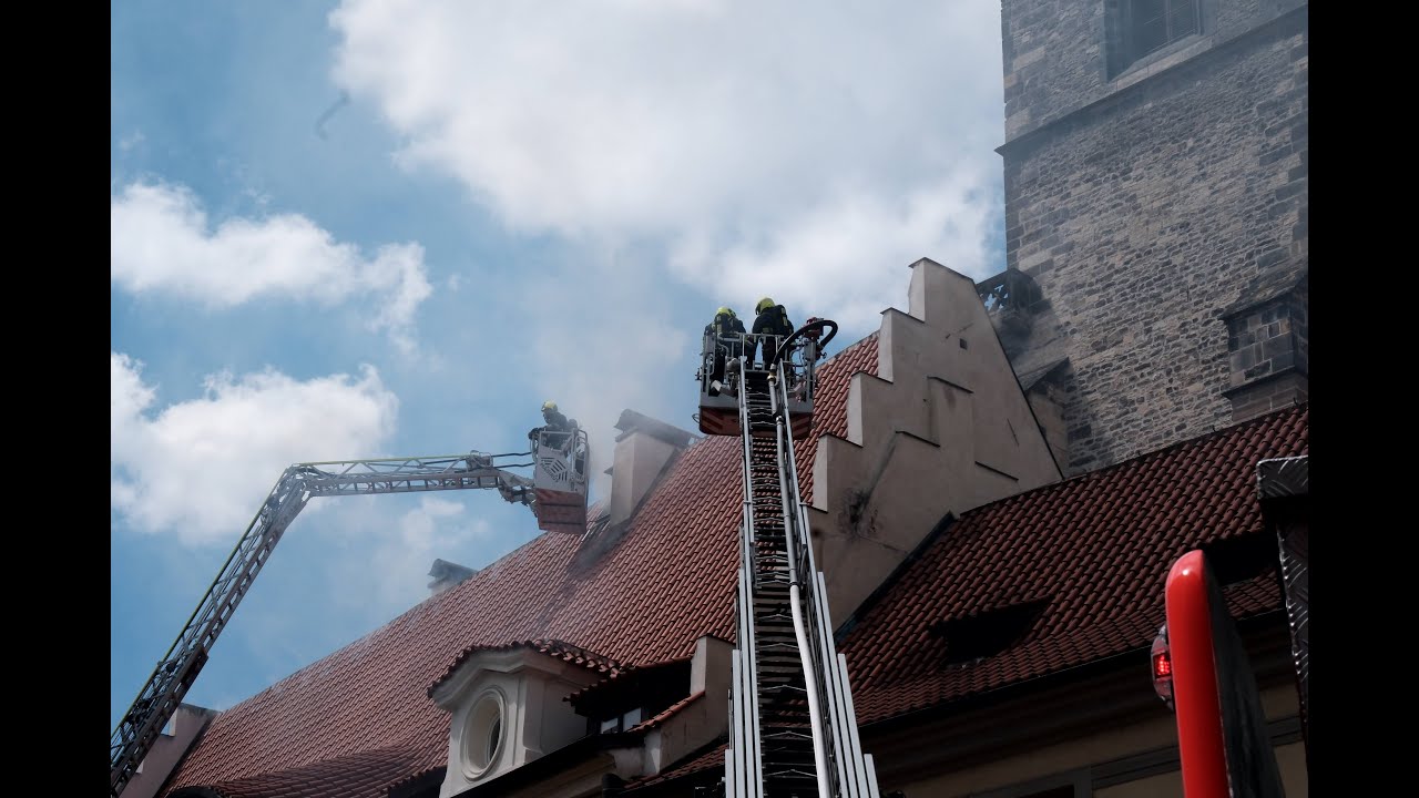 Několik jednotek hasičů zasahovalo u požáru střechy v historickém centru Prahy