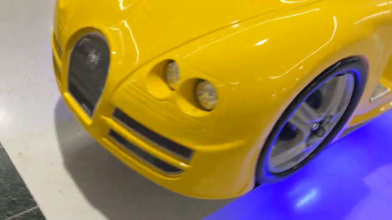 Jolly Roger yellow spydero kiddie ride (mute)