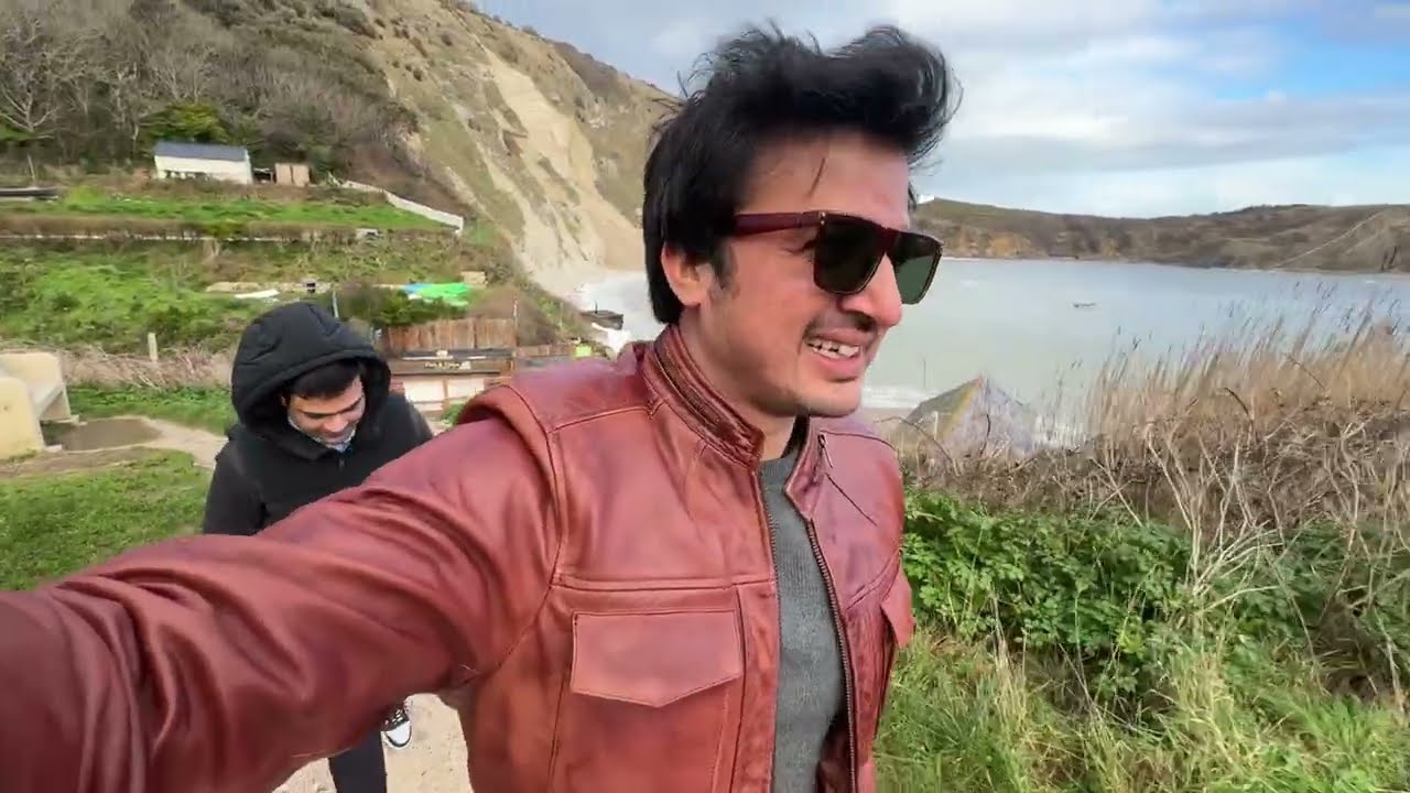 Lulworth Cove, jab hum ne ek chota pahar chad a shuru Kia sea views daikhny k liy. #youtube #video 