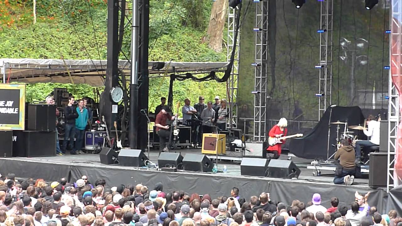 The Joy Formidable Live @ Outside Lands 2011 - Destroying their instruments to 'Whirring'