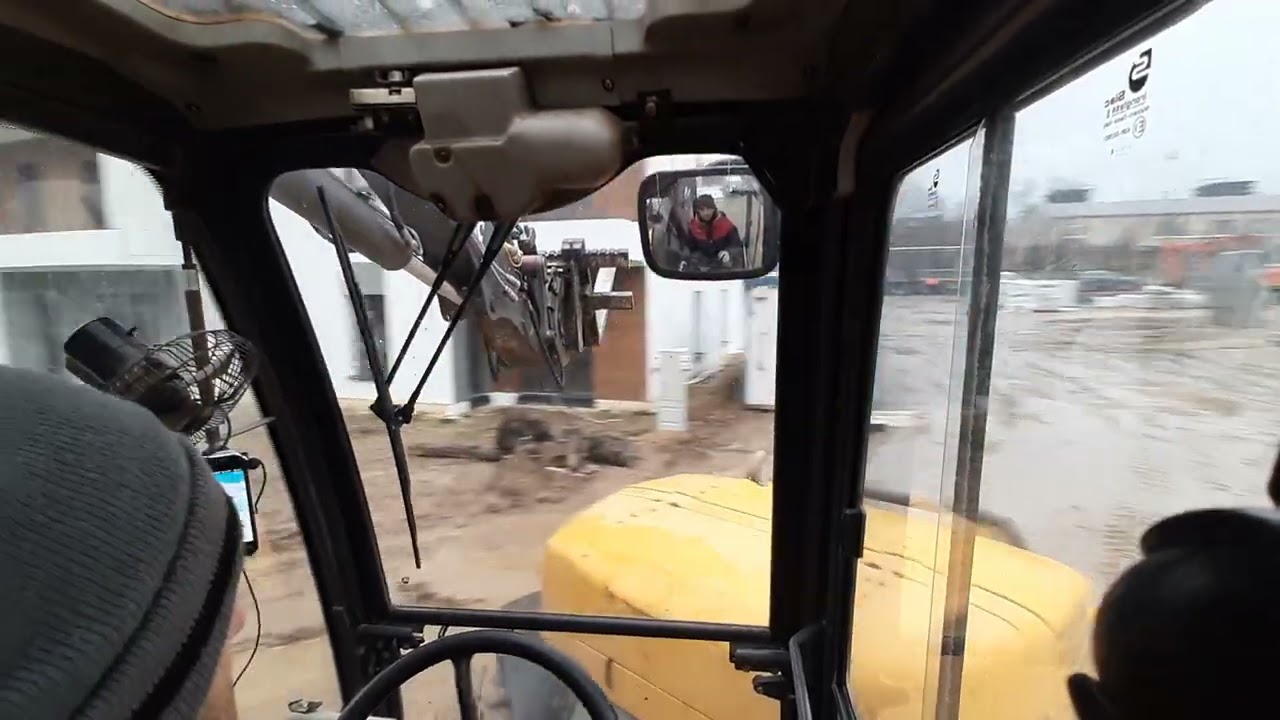 Mecalac 12MTX - rozładunek palet z tynkiem