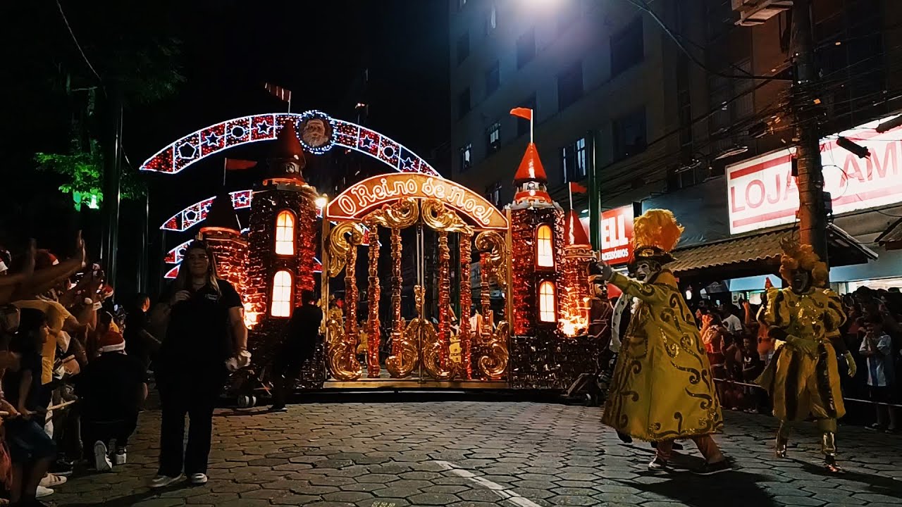 'O Reino de Noel': 1º desfile de Natal reúne milhares de pessoas em Friburgo || portalmultiplix.com