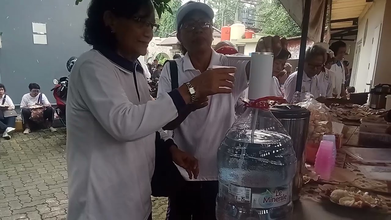 Makan pagi gratis untuk Lansia habis Senam Sabtu okeh PSE Paroki Karawaci Tangerang .15 Feb 26.