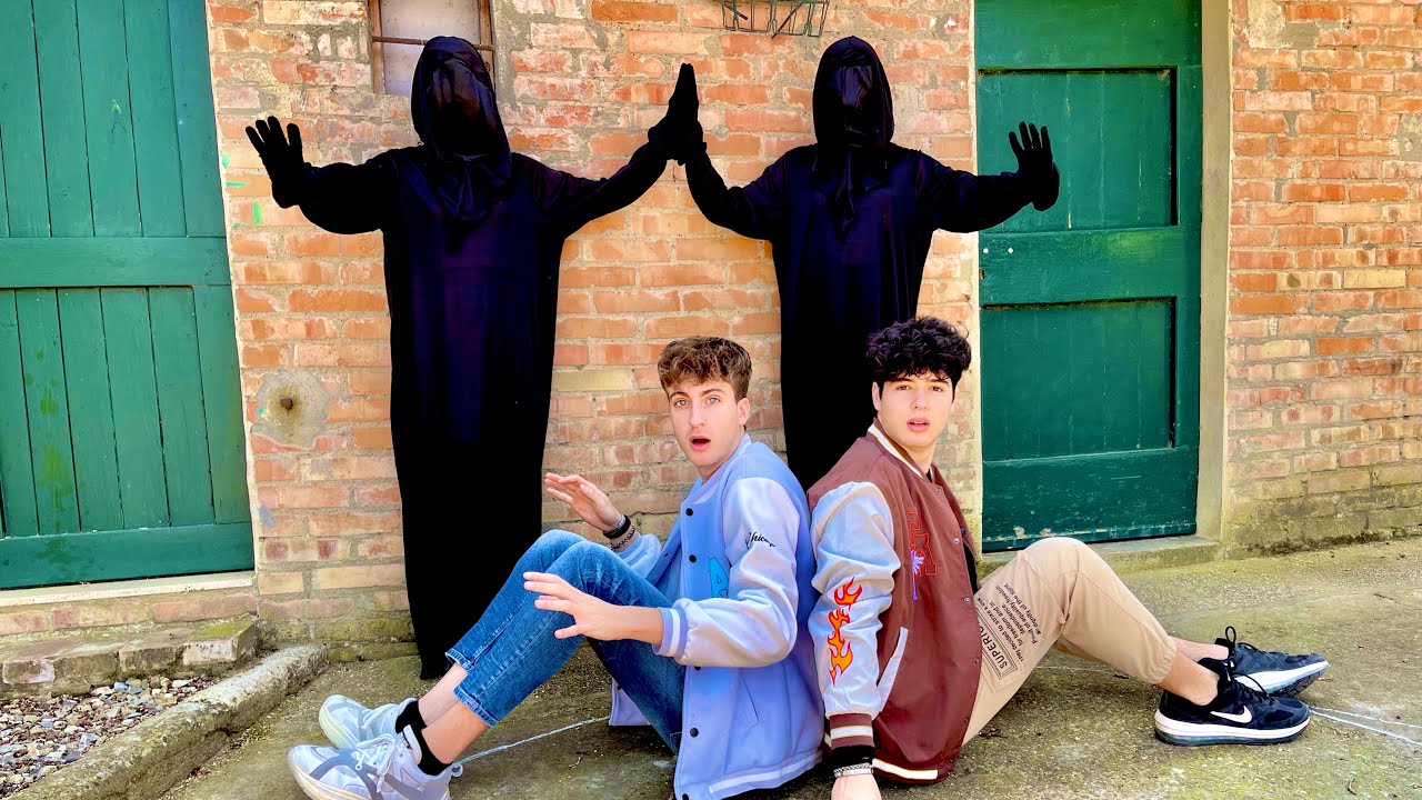 I GEMELLI FANTASMA CI ATTACCANO!!! | leo&tommy