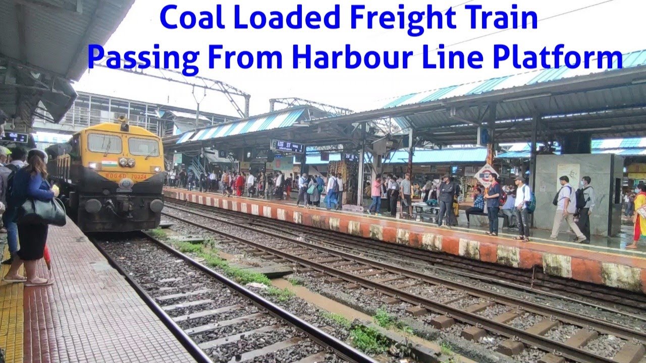 Do Not Cross The Railway Line | Alert Announcement | 60 Wagons Freight Train Crossing at Kurla.