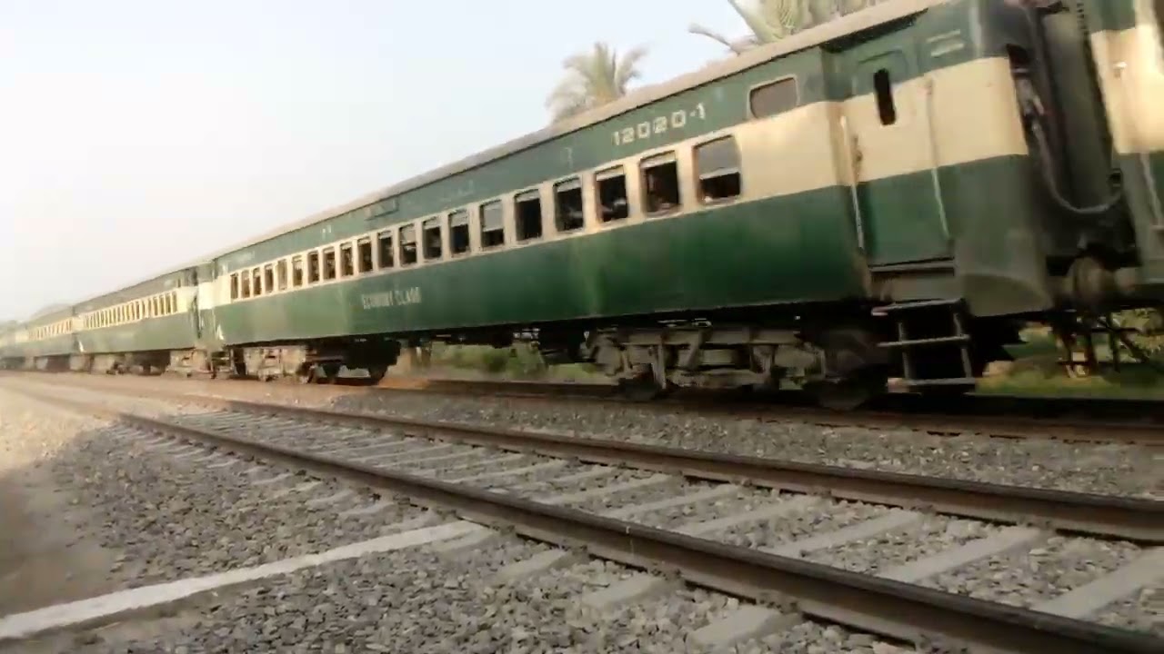 #Fastest Train in Pakistan#speedy Trains #Tezgam express with# Geu40 Locomotive Leading