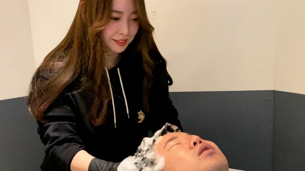 慣れないオシャレな美容室でかっこつける岡田