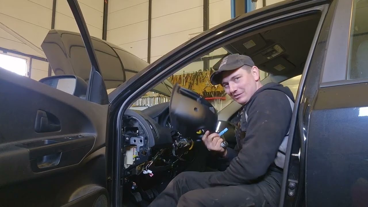Kia Ceed wymiana sprzęgiełka silniczka wspomagania kierownicy. 