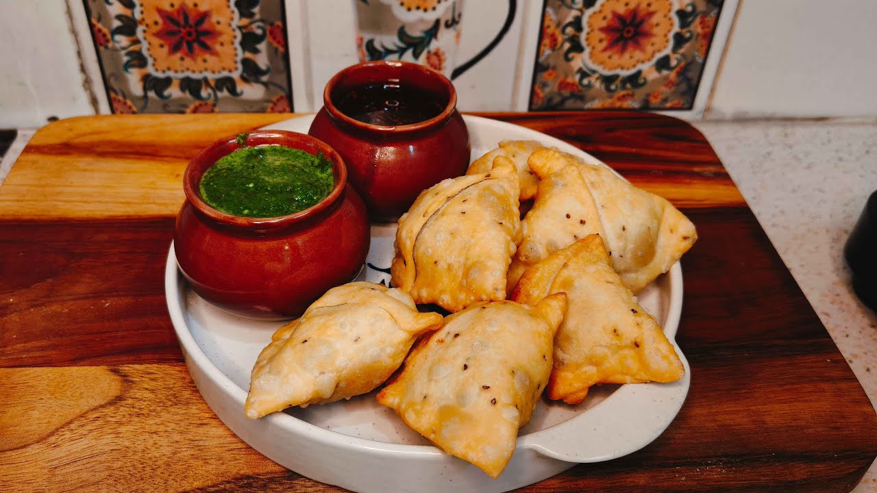 Crispy Samosa Recipe | दुकानें है बंद और समोसे खाने का है मन तो घर में बनाइये खस्तेदार समोसे