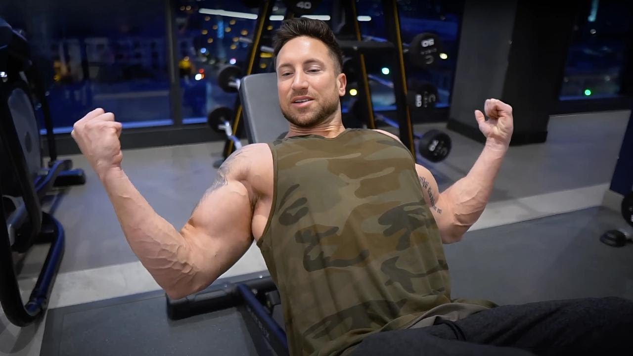Des bras musclés avec le parrain du bodybuilding