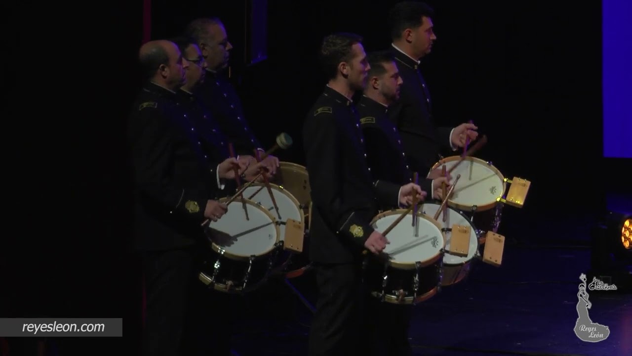 Reyes León. Coronación de la Macarena con castañuelas