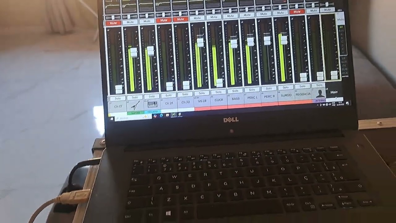 Mackie DL32S soltando playback do reaper pra mesa de som.