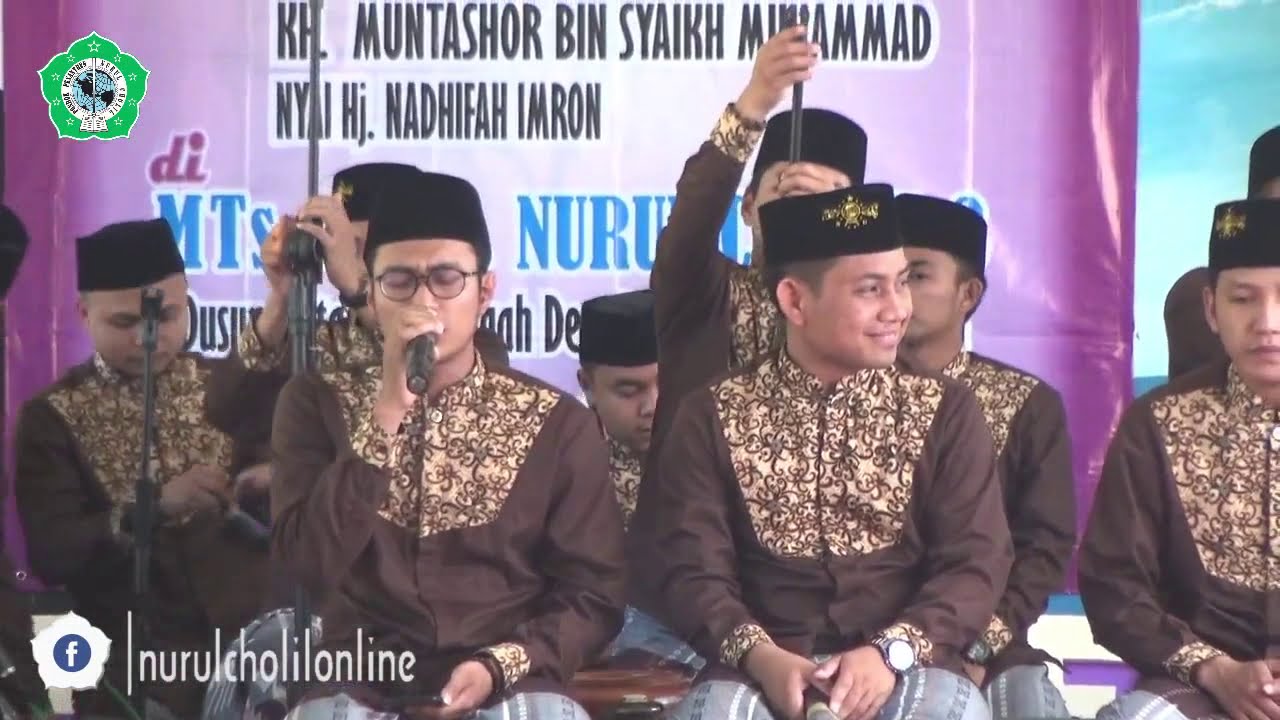 Melantunkan shalawat bersama asrorul Musthofa