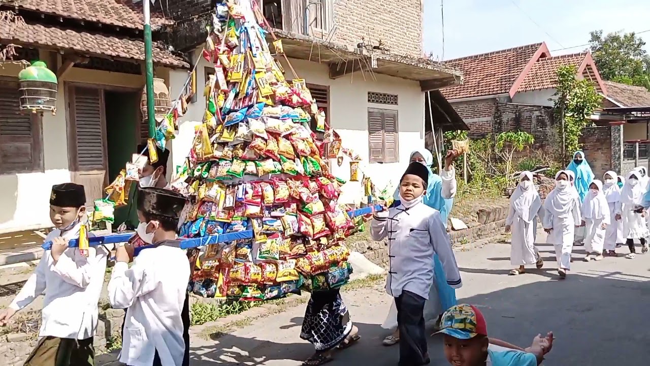 Kirap gunungan jajan memperingati hari maulid nabi Muhammad SAW dan hari santri 2021