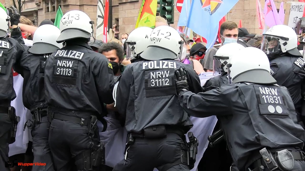 Ausschreitungen bei Demonstrationen gegen neues Versammlungsgesetz in Düsseldorf | 26.06.2021