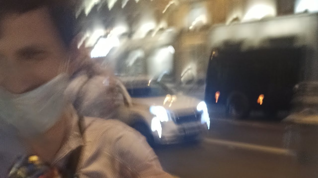 Псих в маске начал трогать меня и следил за мной
