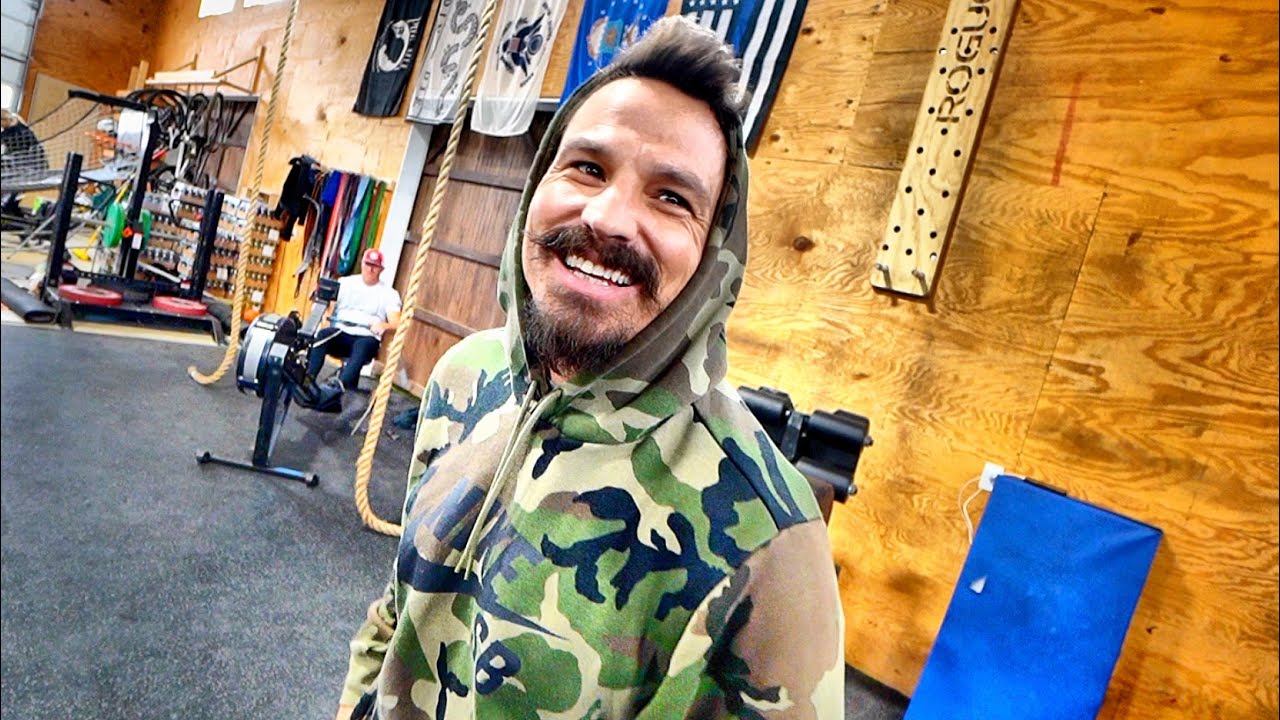 День в амбаре RICH FRONING's: тренировка мышц на кольцах и велотренировка
