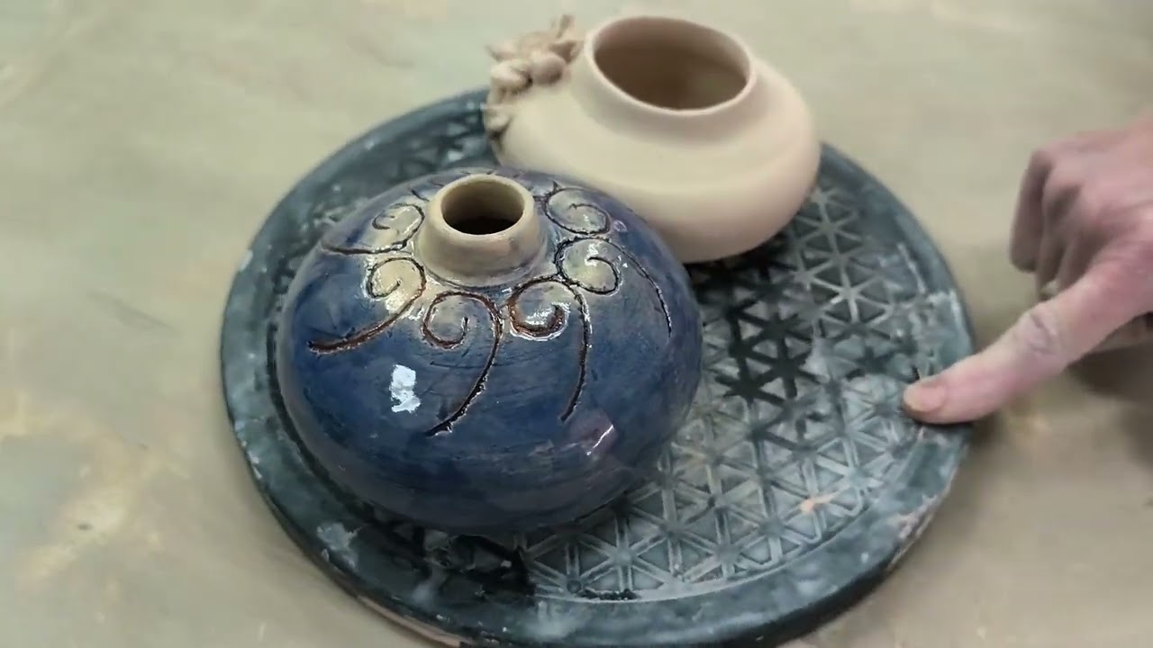 Making pottery with one hand on the wheel Изготовление гончарных изделий одной рукой 26_01_2026