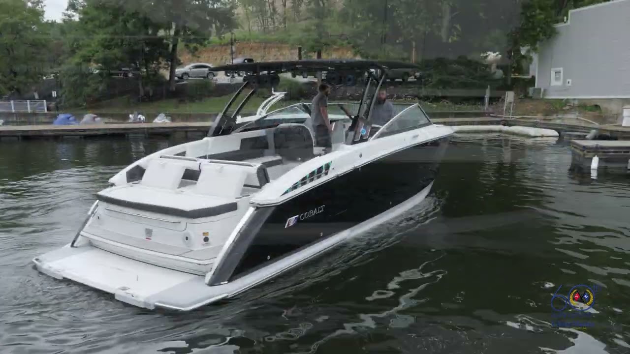 The new Cobalt R33 Splashing at the Lake of the Ozarks.