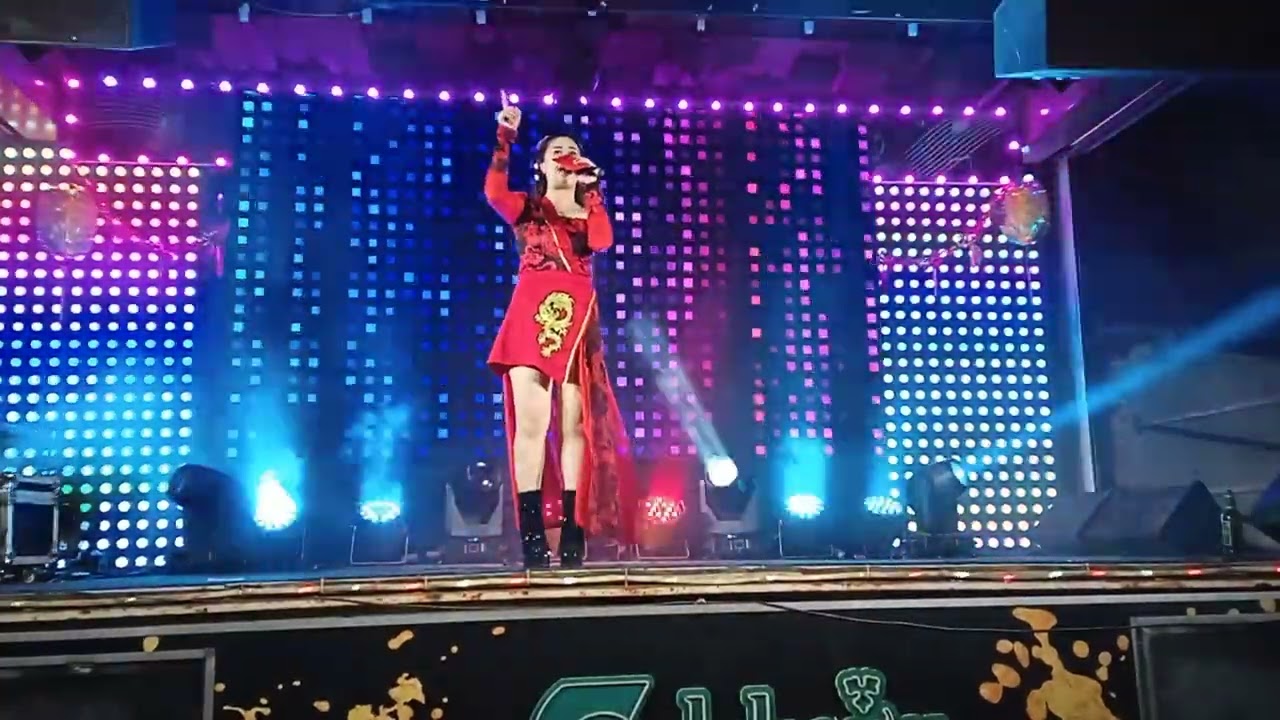 25/2/2026。皇后007露天卡啦OK美食中心。皇帽Carlsberg之夜。演出舞蹈：舞动心飞组合。演出歌手：GiGi小姐。演唱歌曲：酒梦。