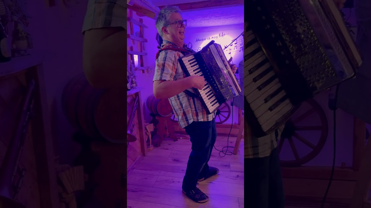 Kurzer musikalischer Einspieler auf dem Akkordeon