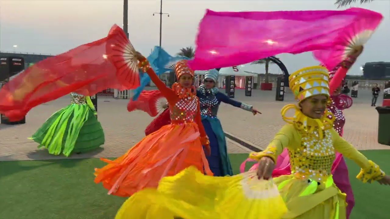 Neon-Walking Act | bunter Cirque-Zirkus-LED-Neon Walk Act | Stelzen