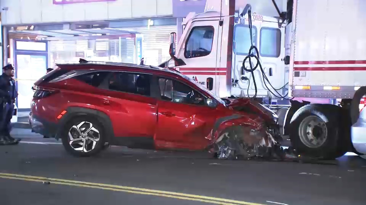 1 cyclist killed, another critically injured in crash near Apollo Theater in Harlem