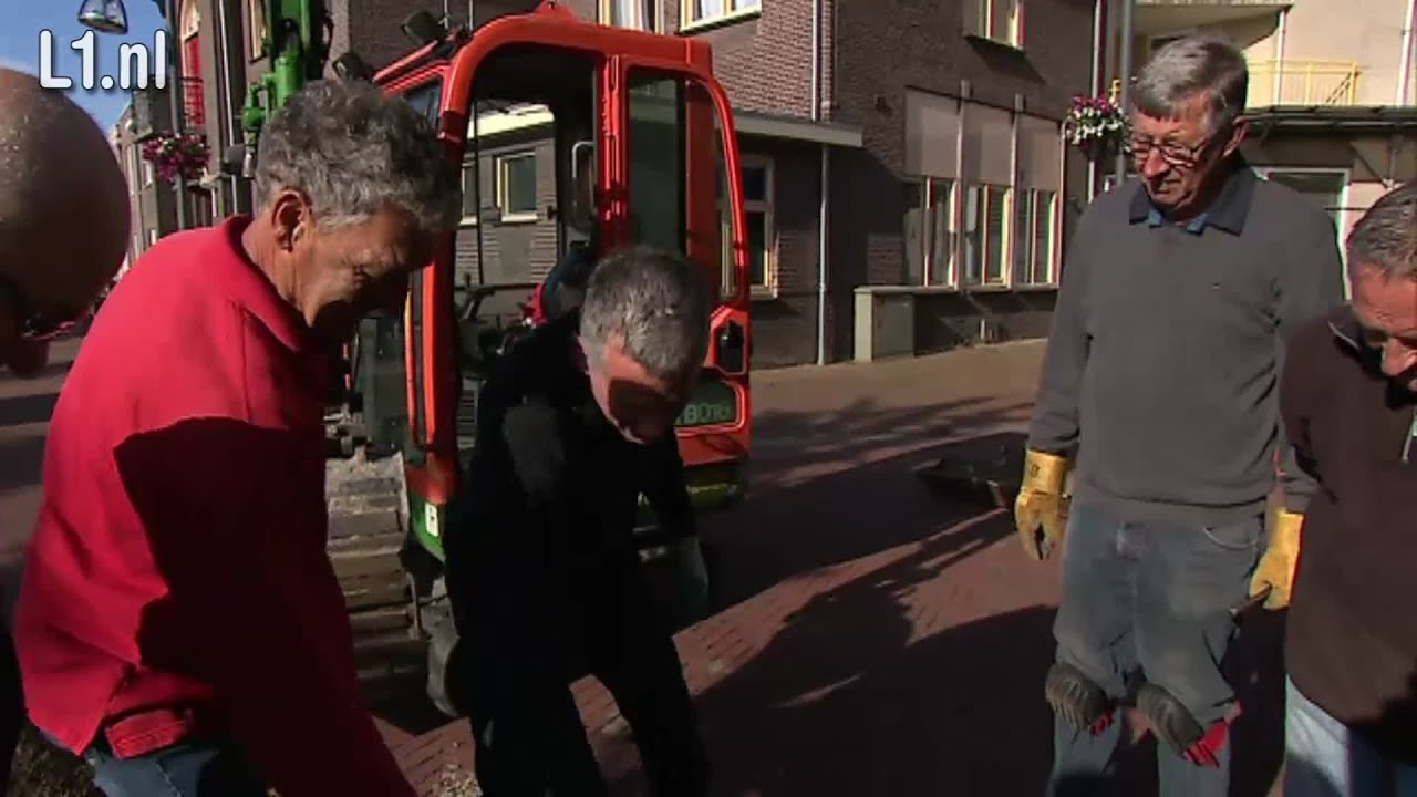 Pastoor helpt mee met bouw nieuwe kapel in Stramproy