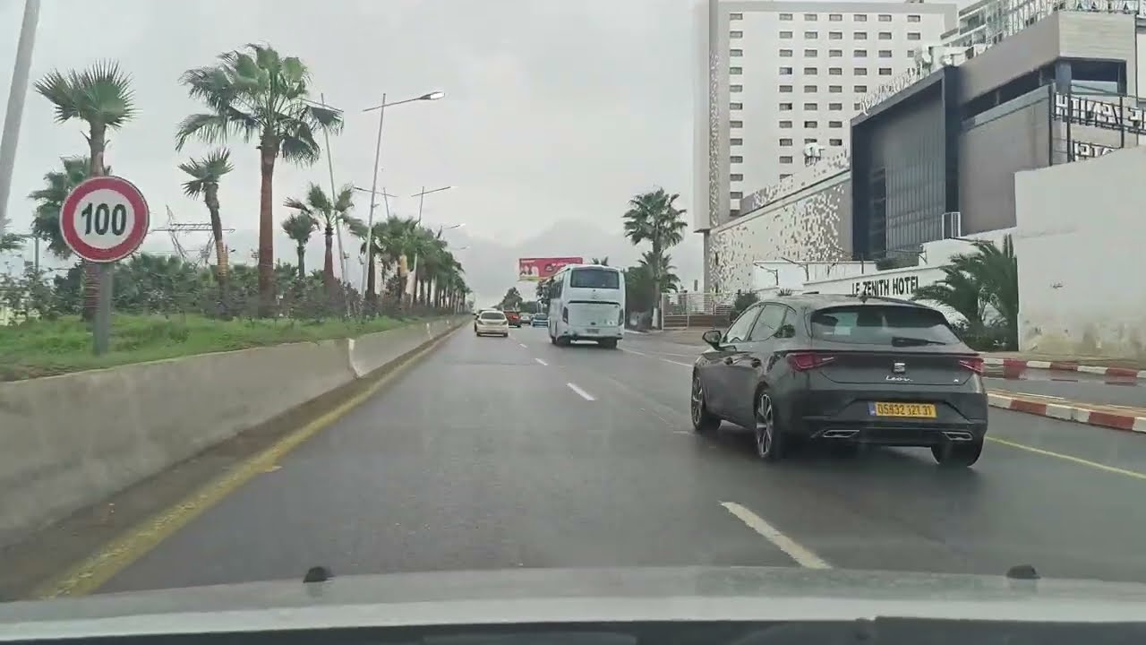 الطريق من المرسى الكبير الى الطريق السيار شرق غرب باتجاه الولايات في فصل الشتاء و اجواء البحر 