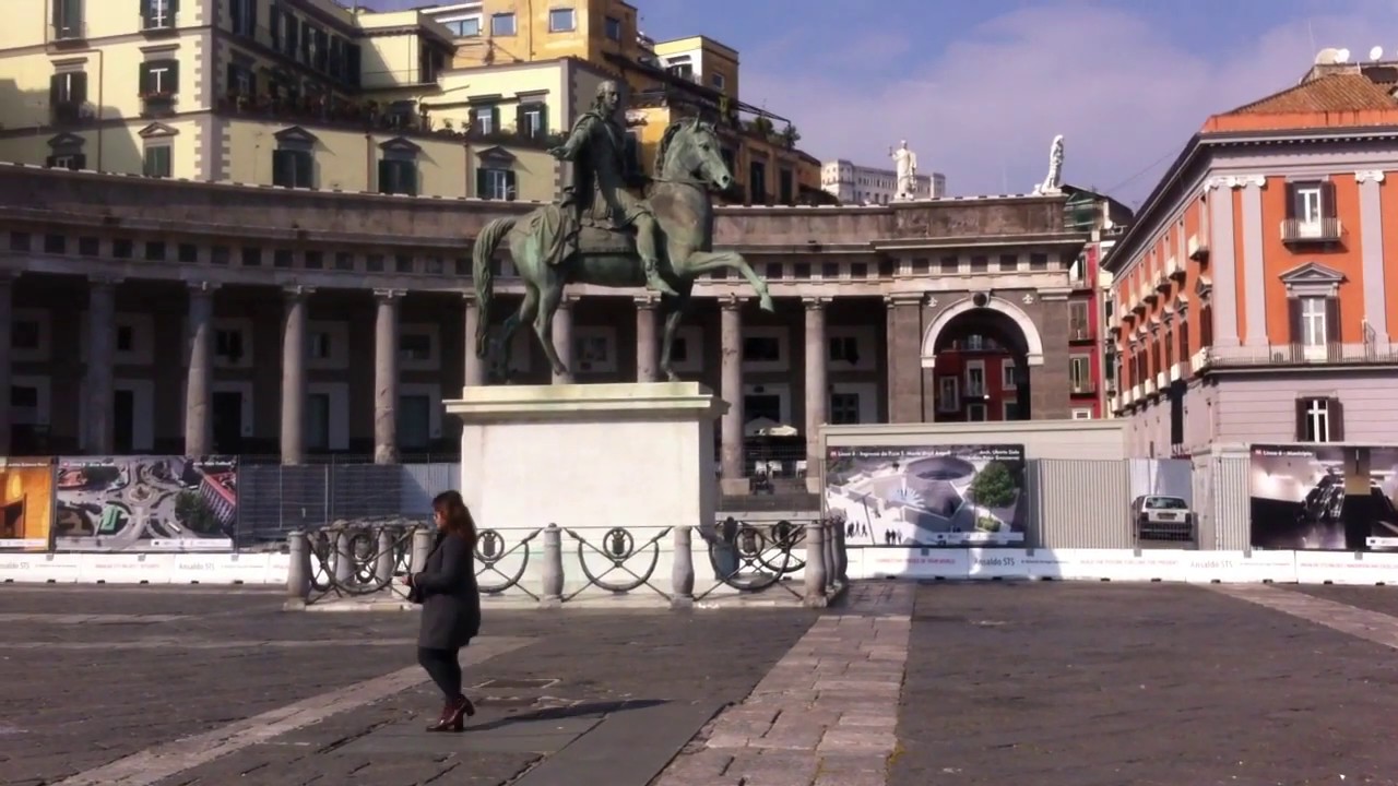 Площадь Плебишито (Piazza del Plebiscito) в Неаполе. (февраль 2019)