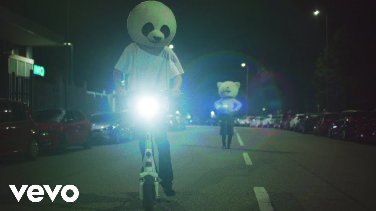 Pinguini Tattici Nucleari - Romantico Ma Muori (Official Video)