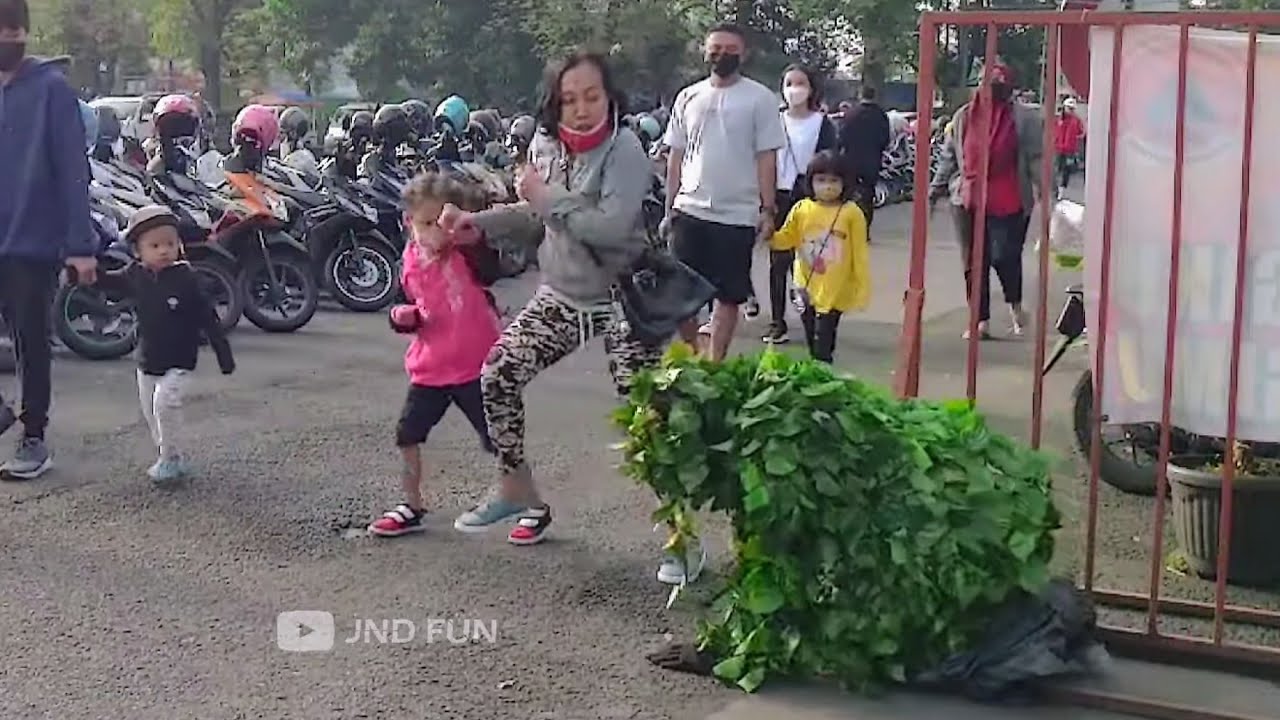 BIKIN ORANG LARI KETAKUTAN - BUSHMAN PRANK VERY JUMPSCARE