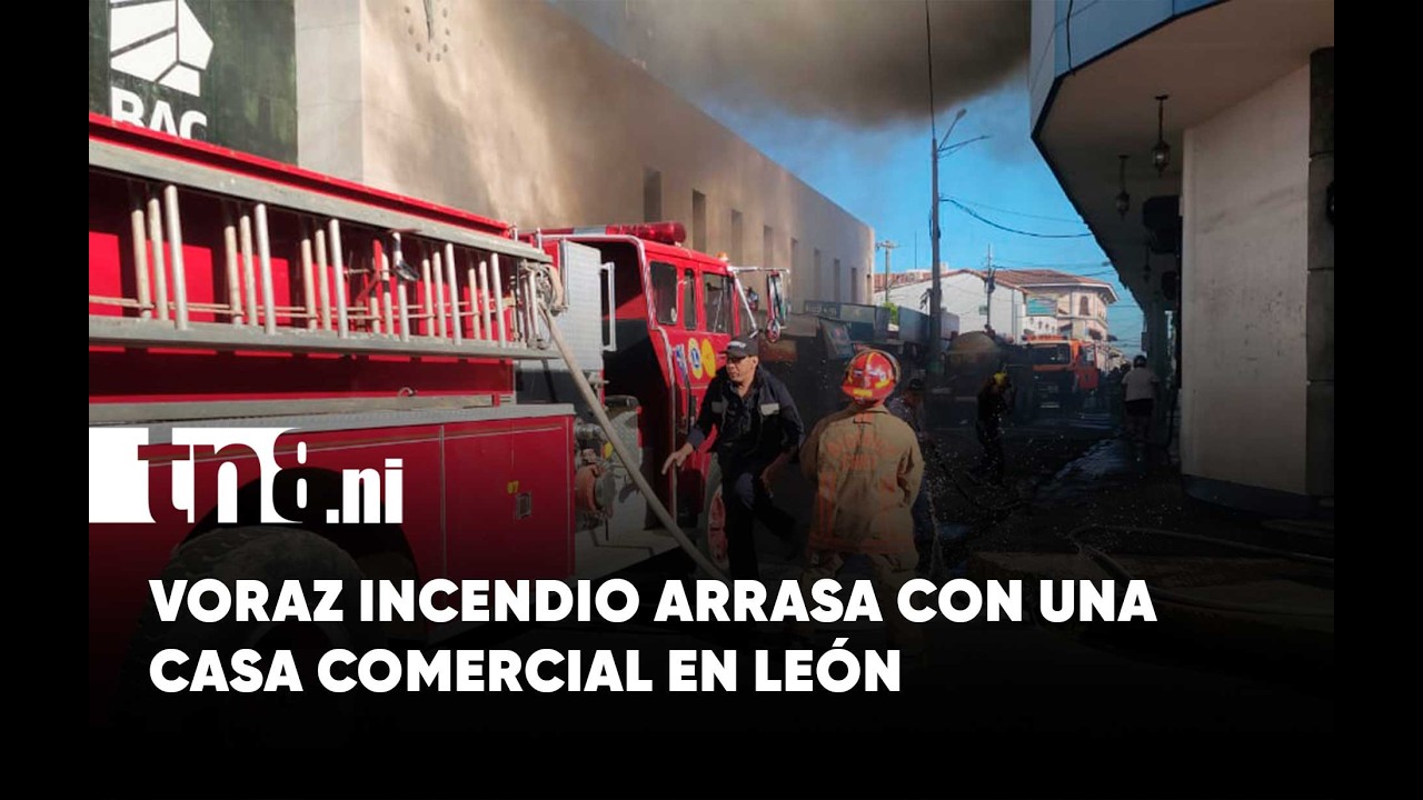 Voraz incendio arrasa con una casa comercial en León