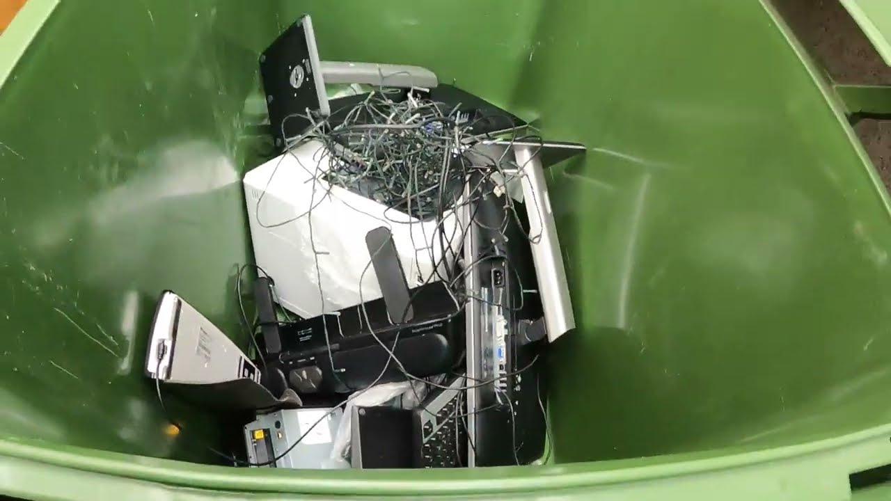 Электроника из мусора, ЖК мониторы , принтеры , провода  и все это бесплатно в Дании из мусорки