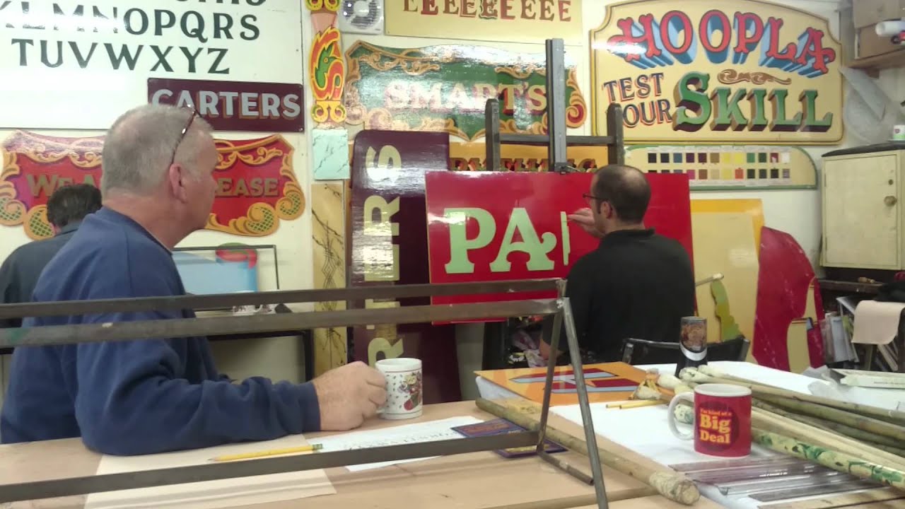 Joby Carter demonstrates signwriting at his course