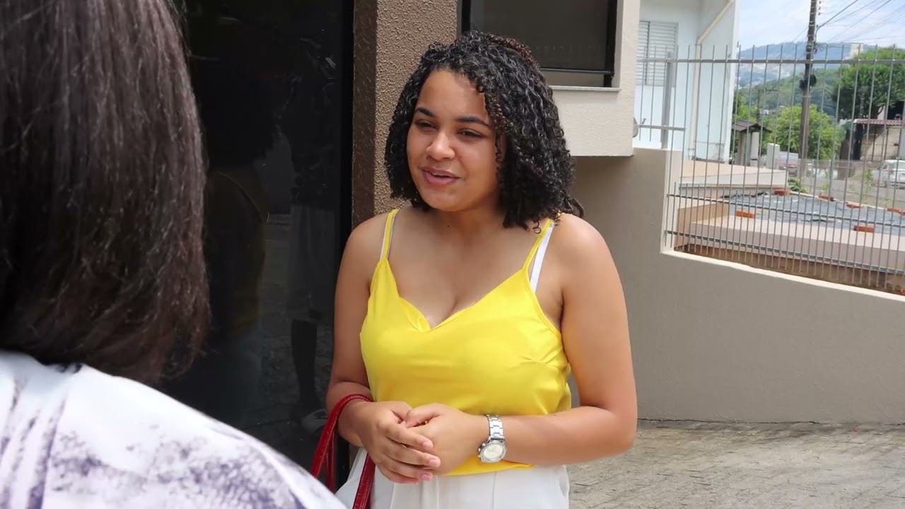 Vizinha Fofoqueira Perde Seu Marido Por Ficar Cuidando a Vida Dos Outros