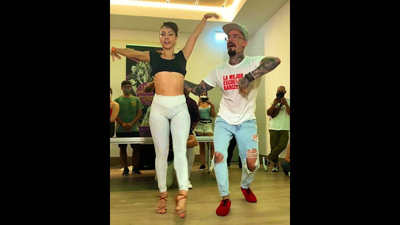 Adrián y Anita bailan Tito Nieves - Tuyo⁠