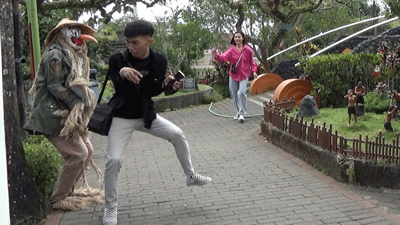 TERIMA KASIH SUDAH BIKIN DIA KAGET || SCARECROW PRANK