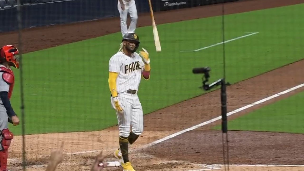 On-field video of Fernando Tat&iacute;s Jr. EPIC bat flip vs. Cardinals!