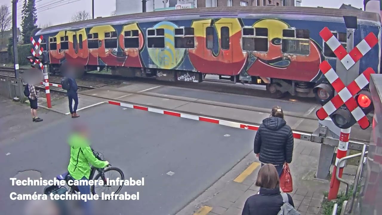 Spoorlopers aan overgang in Wevelgem