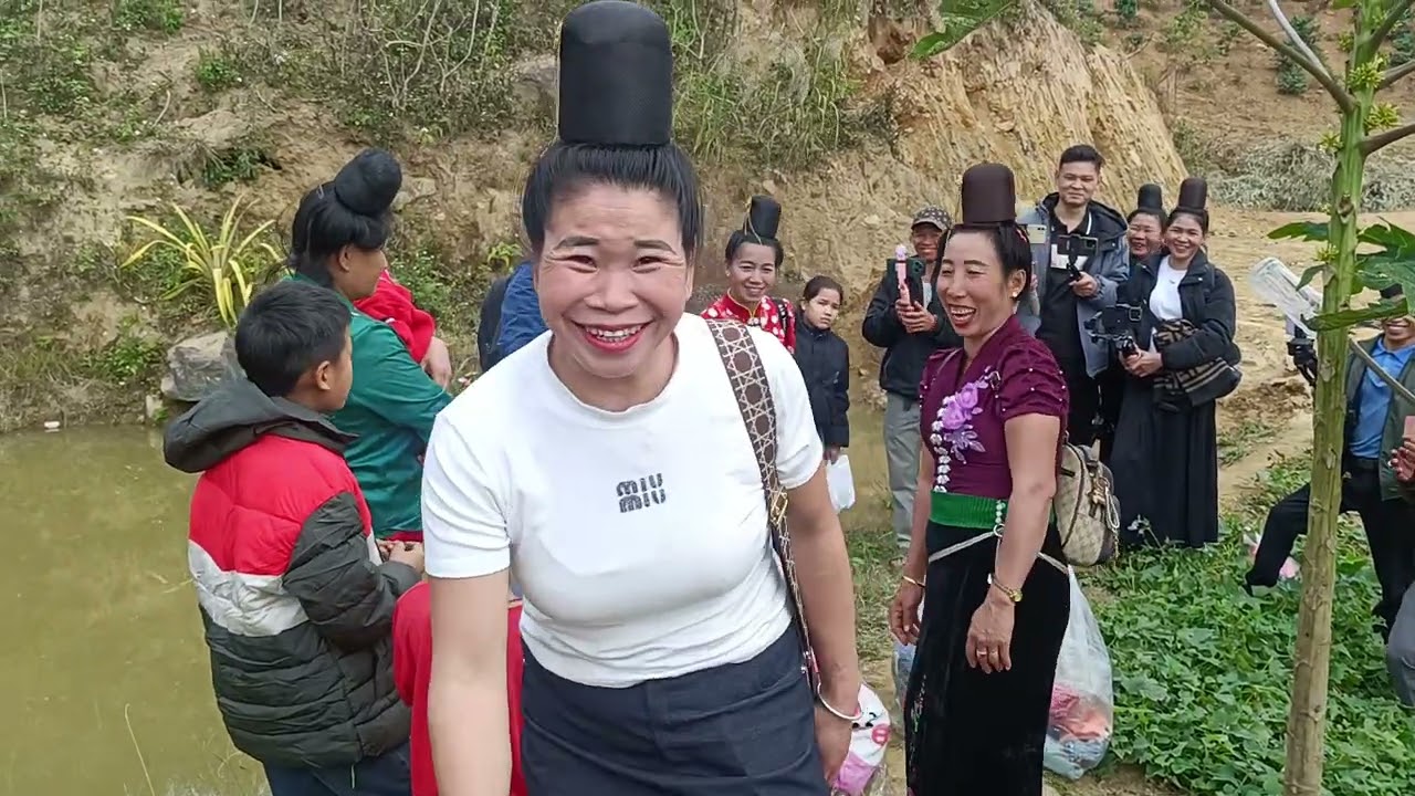 Đi thăm chị thương ở bản sẻ Nậm ty 